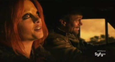 Defiance S1x01 - Irisa and Nolan sing together to ease their tension