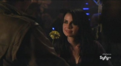 Defiance S1x01 - Kenya accepts the daisy from Nolan