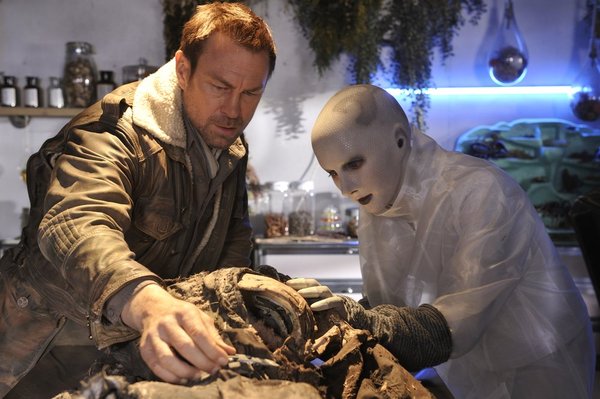 Defiance - S1x11 - Nolan and Doc Yewell look for clues