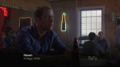 Haven S4x01 - Colin Ferguson in the bar