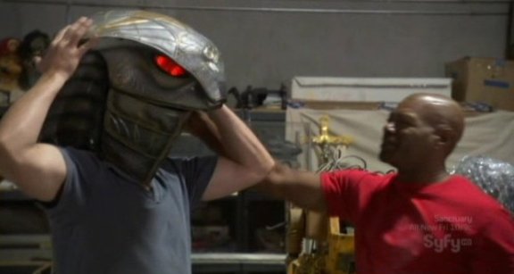 Chris Judge helps with Teal'c head dress