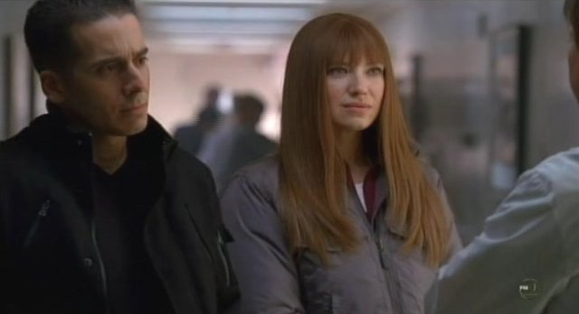 Fringe-S3x13-Alt Charlie and Bolivia investigate bugs