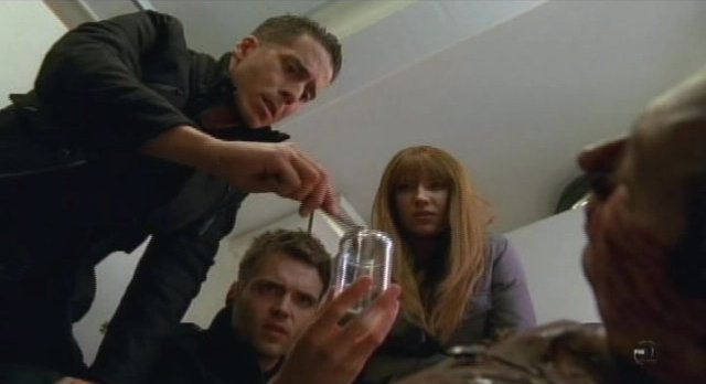 Fringe-S3x13-The bug do not live long outside a body