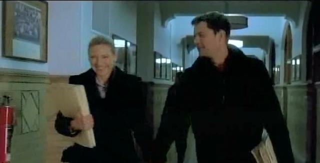 Fringe S3X16 Os Peter Olivia holding hands