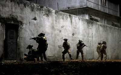 Zero Dark Thirty - Soldiers at the wall