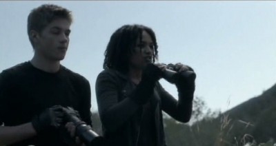 Falling Skies S3x01 - Ben and Dani on the look out see the power plant