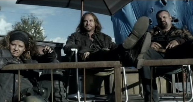 Falling Skies S3x01 - Crazy lee, Pope and Lyle not impressed by the speech