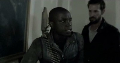 Falling Skies S3x01 - Detective Anthony with bandolier and Tom investigate Manchesters death