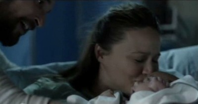 Falling Skies S3x01 - Father tom hands Anne their newly born daughter