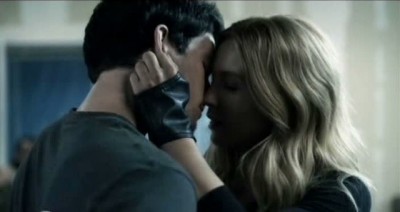 Falling Skies S3x01 - Hal gets a big smooch from Maggie