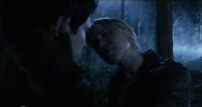 Falling Skies S3x01 - Hal gets a kiss from Karen in the forest