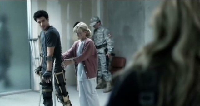 Falling Skies S3x01 - Hal gets physical therapy as Maggie looks on