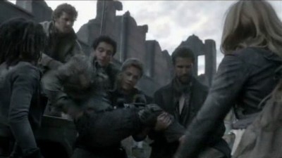 Falling Skies S3x01 - Hal needs help from being crippled by the Espheni bug