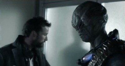 Falling Skies S3x01 - Noah Wyle as Tom Mason with Cochise the Volm portrayed by Doug Jones