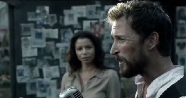 Falling Skies S3x01 - Tom Mason delivers rousing speech as Marina his chief advisor looks on