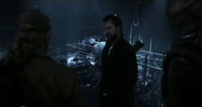 Falling Skies S3x01 - Weaver, Tom and Chochise ind the Espeheni tech in the secret tunnel