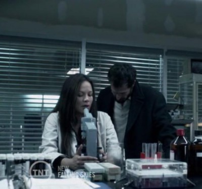 FallingSkies S3X03 Tom comforts Anne