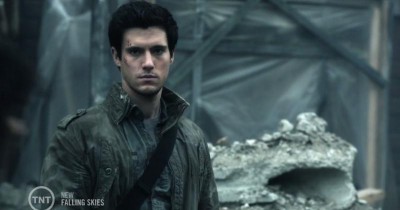 Falling Skies S3x05 Hal watching from a distance