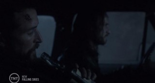 Falling Skies S3x05 Pope saves Tom