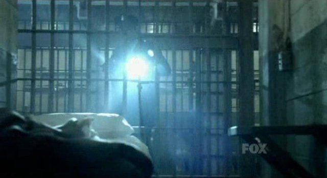 Alcatraz S1x01 - Searching empty cells