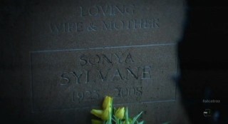 Alcatraz S1x01 - Sonya Sylvanes tombstone
