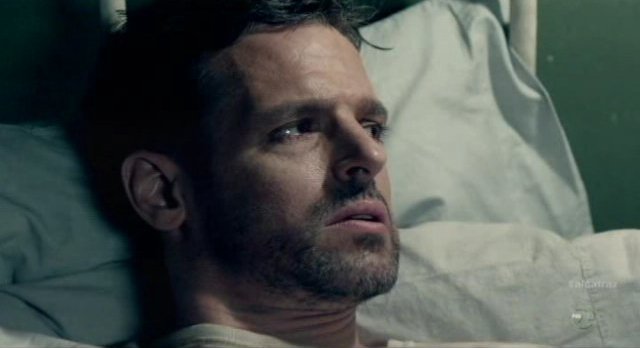 Alcatraz S1x01 - Sylvane in hospital is convinced by the mysterious prisoner