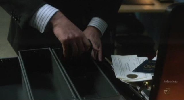 Alcatraz S1x04 - Cal loots the safety deposit boxes