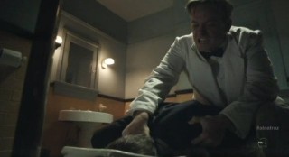 Alcatraz S1x04 - Cal puts Tillers head in toilet bowl