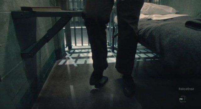Alcatraz S1x04 - Cal stomps on his secret  box