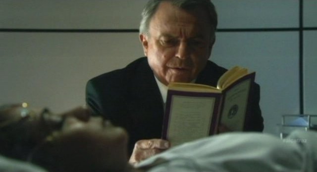 Alcatraz S1x08 - Hauser reads to Lucy close up