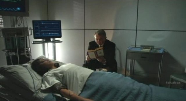 Alcatraz S1x08 - Hauser reads to Lucy