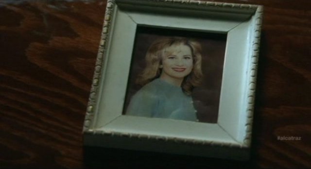 Alcatraz S1x08 - Rebecca trades the picture of Sylvanes wife