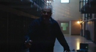 Alcatraz S1x09 - Pinky in the cell block during lightning strike