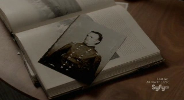 Alphas S2x02 - Eli recognizes the picture on the table