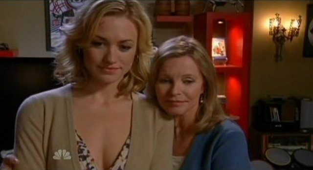 Chuck S5x08 - Mom and Sarah are happy