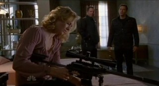 Chuck S5x08 - Sarah preps weapons