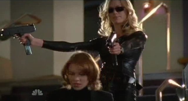 Chuck S4x17 Sarah in Matrix black with machine pistols