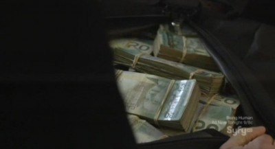 Continuum S1x02 - Kellog has a duffel bag full of cash