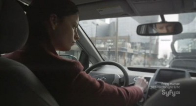 Continuum S1x02 - Kiera steals a car with Alec's help