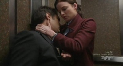 Continuum S1x02 - Kiera stuns Carlos in the elevator