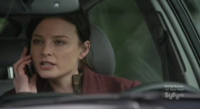 Continuum S1x02 - Kiera takes Mrs Fraser's cell phone and calls Carlos with it