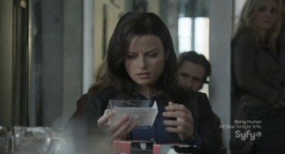 Continuum S1x03 - Kiera examines a blutooth headset