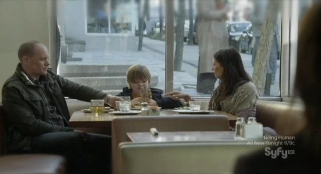 Continuum S1x03 - Kiera sees a happy family in the restaurant