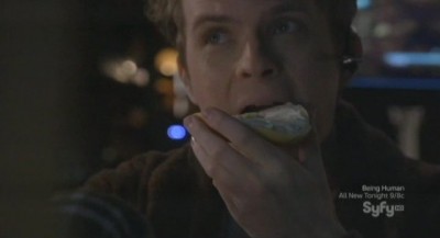 Continuum S1x04 - Alec munches on a cream cheese bagel