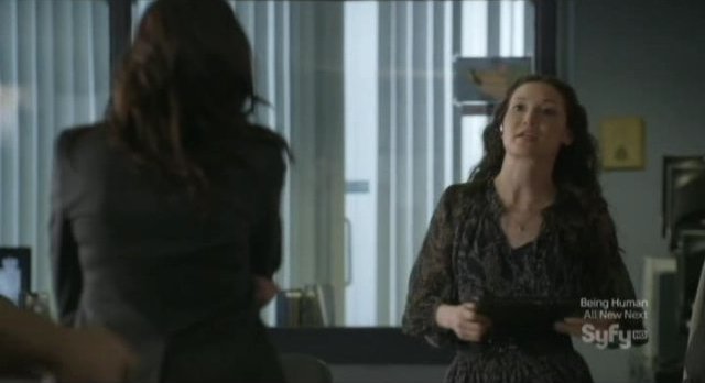 Continuum S1x04 - Betty Robertson rushes in with news about Kagame