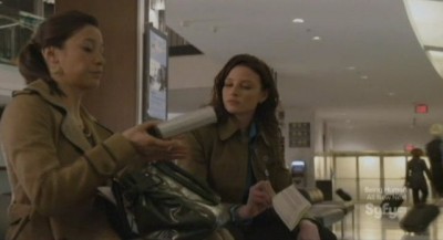 Continuum S1x04 - Kiera serves Doctor Dobeck with a warrant to get obrtain the energy data