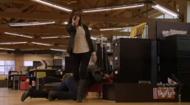 Continuum S1x08 Kiera defeats Carlos