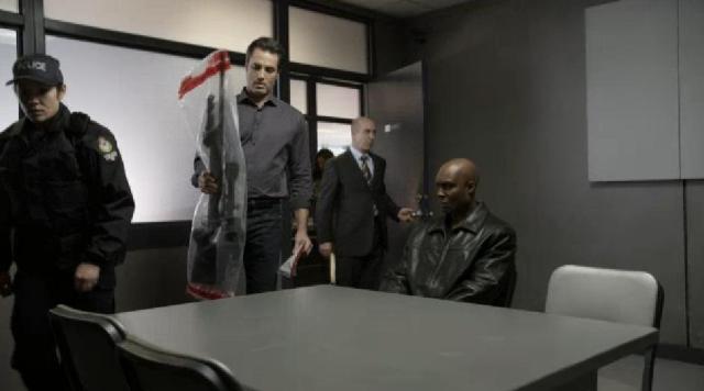 Continuum 2X01 Carlos show weapon to leader