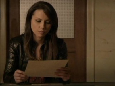 Continuum S1x10 - Sonya reads the instructions left for her by Kagame in the safe deposit vault room