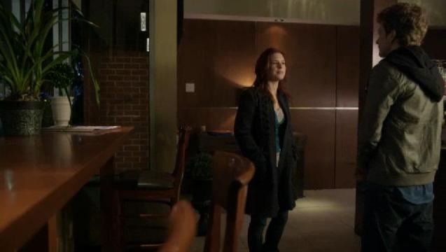 Continuum S2X04Alek meets his gf at coffee shop2